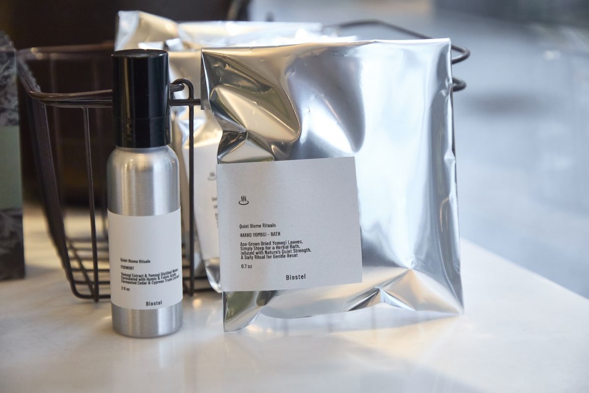 「YOMOGI SKIN VEIL［FOGWORT］」8800円（60ml）、「HAKKO YOMOGI - BATH」1000円