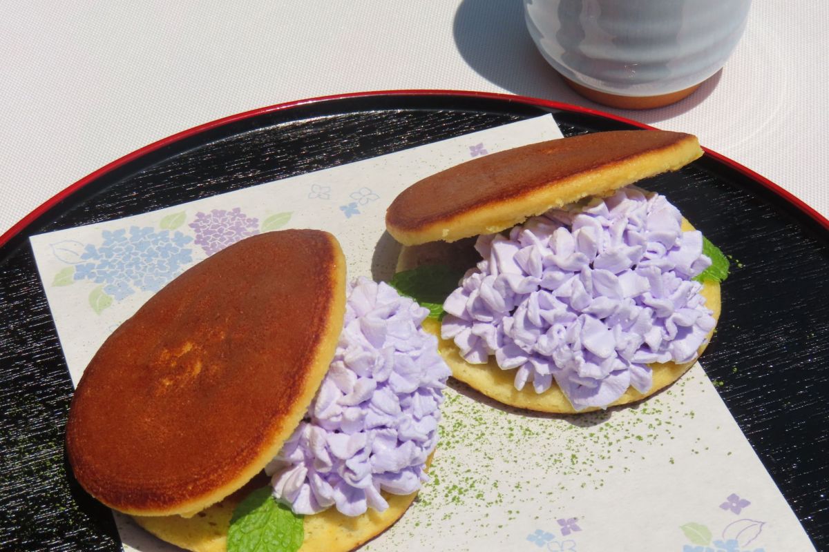 紫陽花どら焼きと静岡緑茶 &hellip;1,200円（2個セット）／森のキッチン（南エリア）