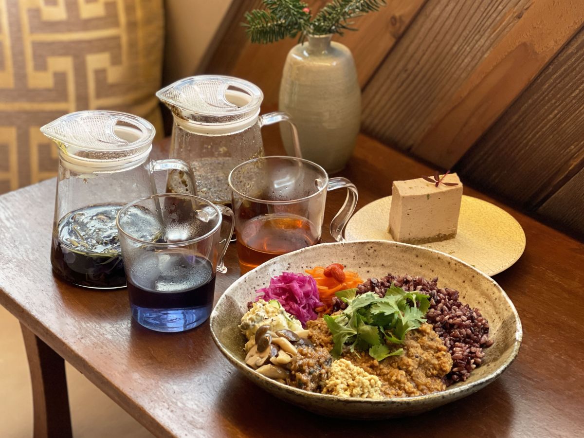 「薬膳カリー（副菜全部のせ）」2000円ほかハーブティーやスイーツも