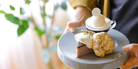 大阪のコリアタウンの人気カフェ「ドゥドジカフェ工房」が移転オープン。絶品の米粉スイーツや韓国餅が並ぶテイクアウトも充実！