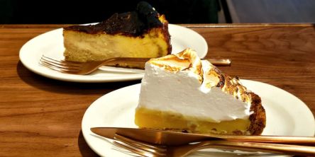 話題の新店「FORME.」のレモンパイとバスクチーズケーキ【ミスター黒猫の東京スイーツトレンドVol.104】