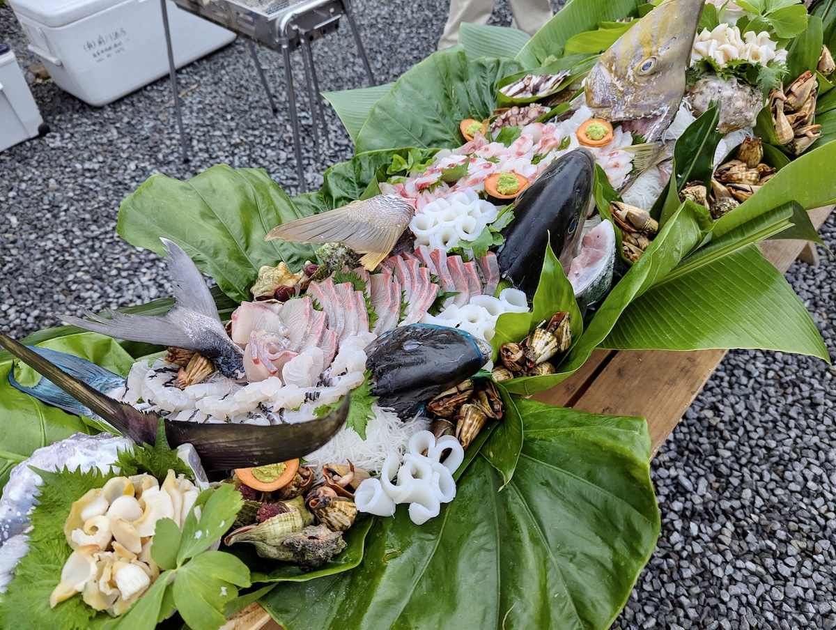 360度海に囲まれた奄美は魚が驚くほど新鮮！今回はオープンニングレセプションだったので、巨大な刺盛りが特別に登場しました。女将さんが海でとってきた魚も盛られていいます（通常営業時は提供なし）