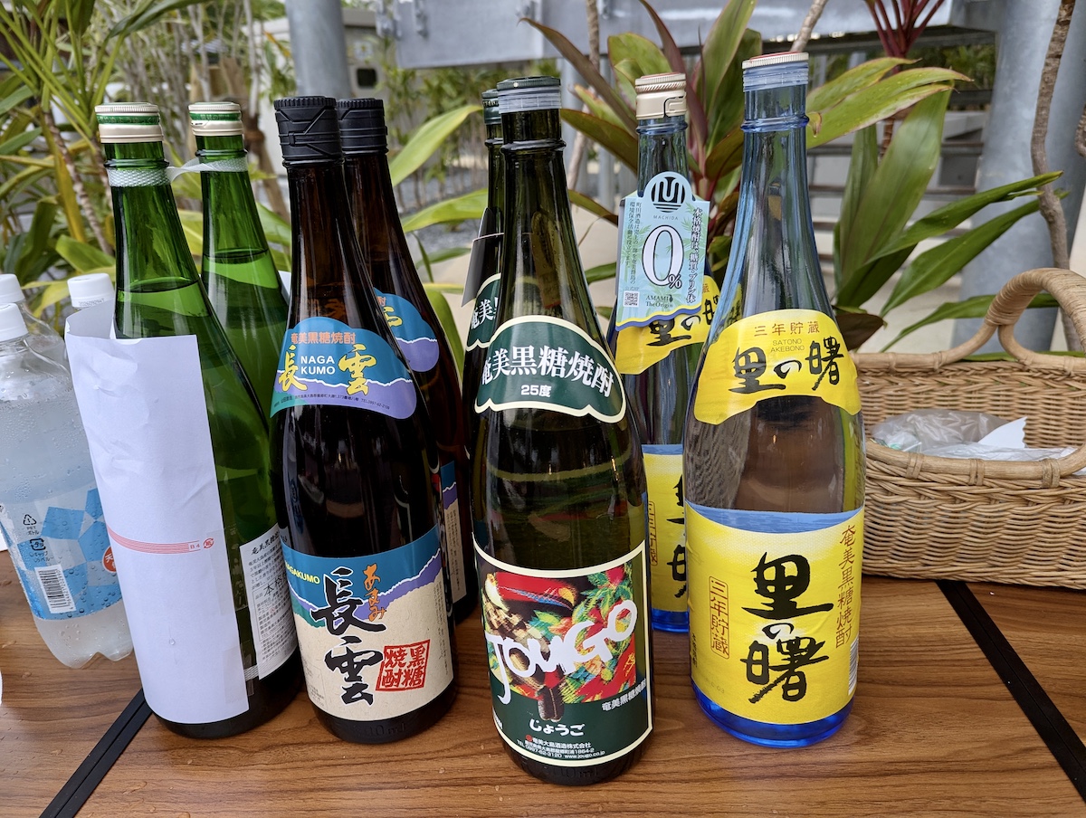 島の名物・黒糖焼酎の飲み比べもぜひトライ！「喜多八」などの居酒屋さんで気軽に試すことができますよ 