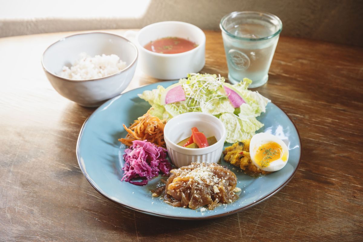 「焼きハンバーグのサラダプレート」1880円