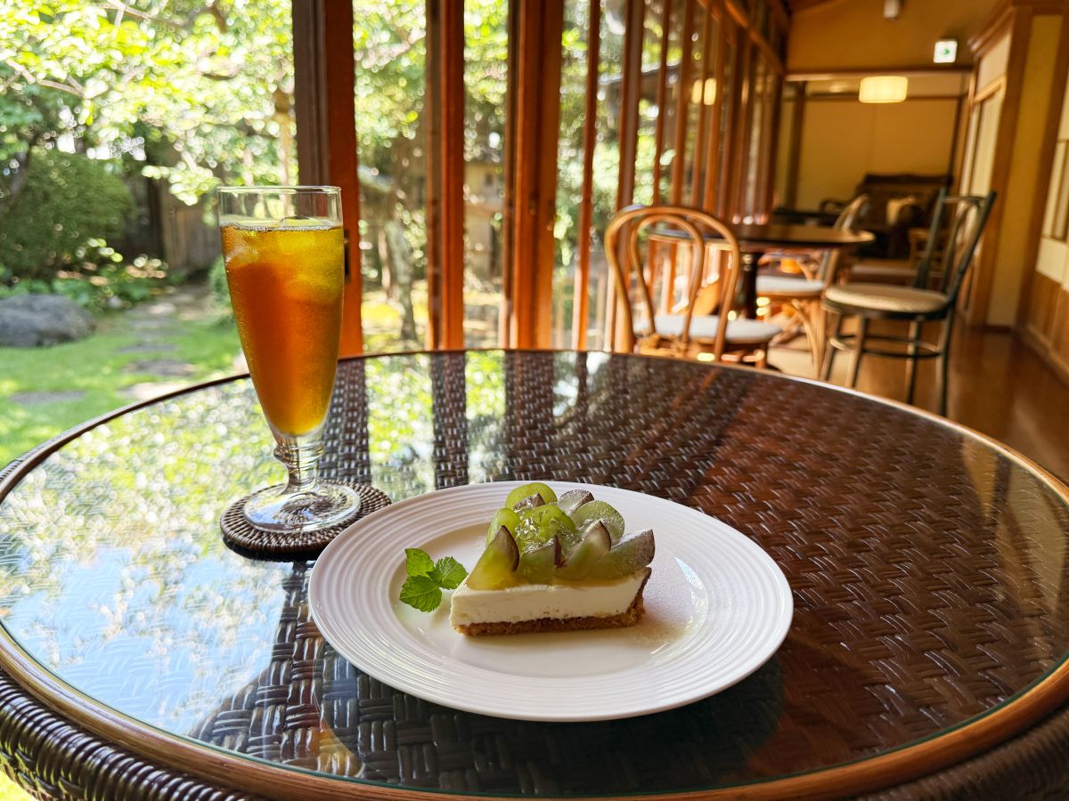 左から「アイスティー」610円、「ぶどうのタルト」860円