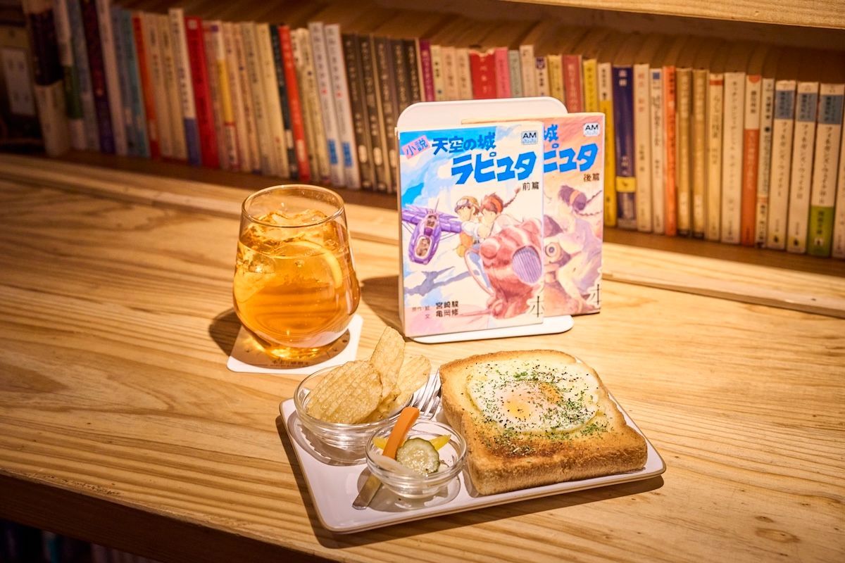 左から「シャーリーテンプル」（「フリードリンクプラン」1時間1200円、3時間2500円、1日3700円に含む）、「ラピュタトースト」＋600円