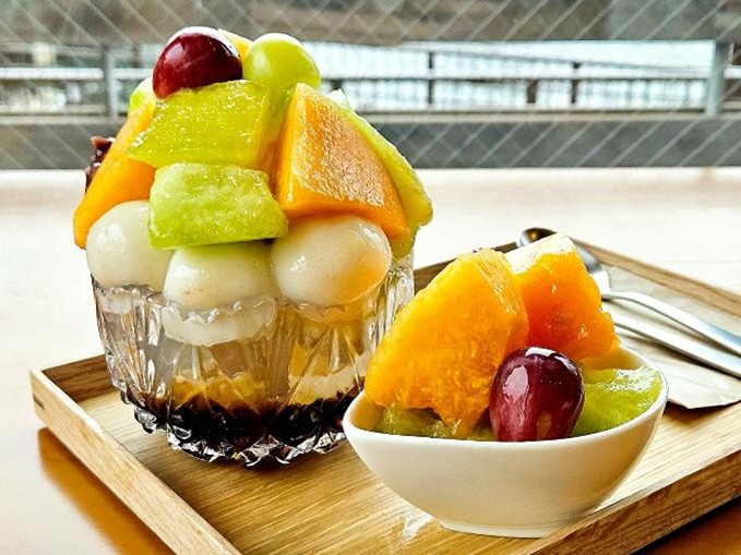 「フルーツ白玉あんみつ」（ドリンク付き）1900円（フルーツの種類により価格は変動）