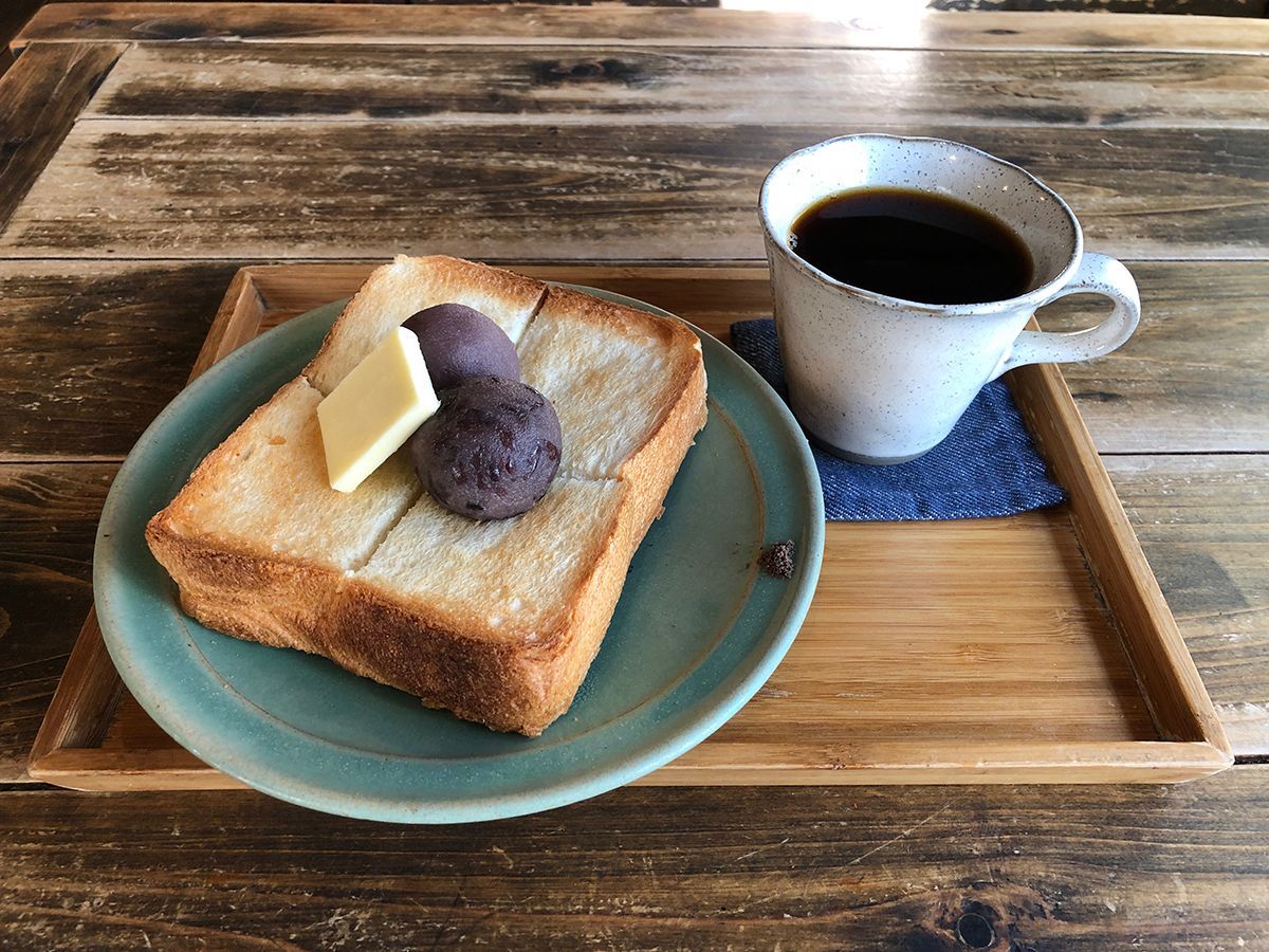 左から「しゅまりあんバタートースト」780円（あんこダブル +200円）、「ハンドドリップコーヒー（OTTOTTOブレンド）」580円