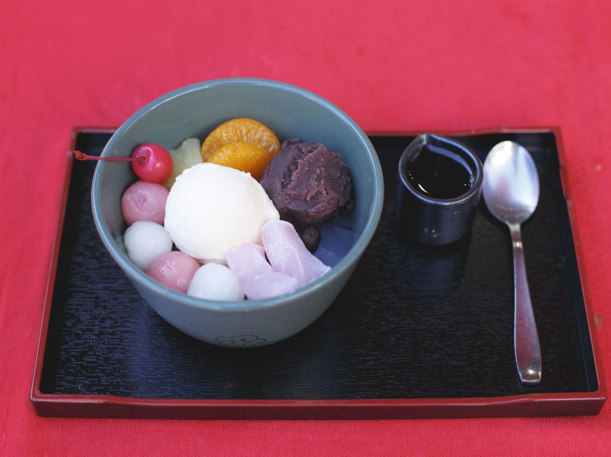 「白玉クリームあんみつ」1090円