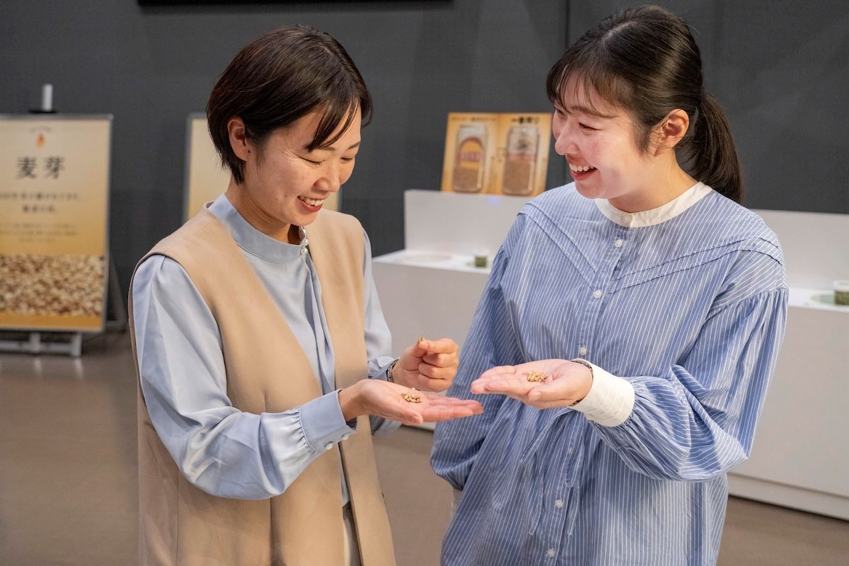 麦芽の試食も工場ならではの体験