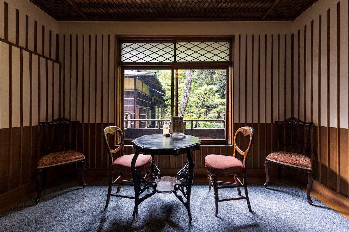 母屋「爲春亭」邸内