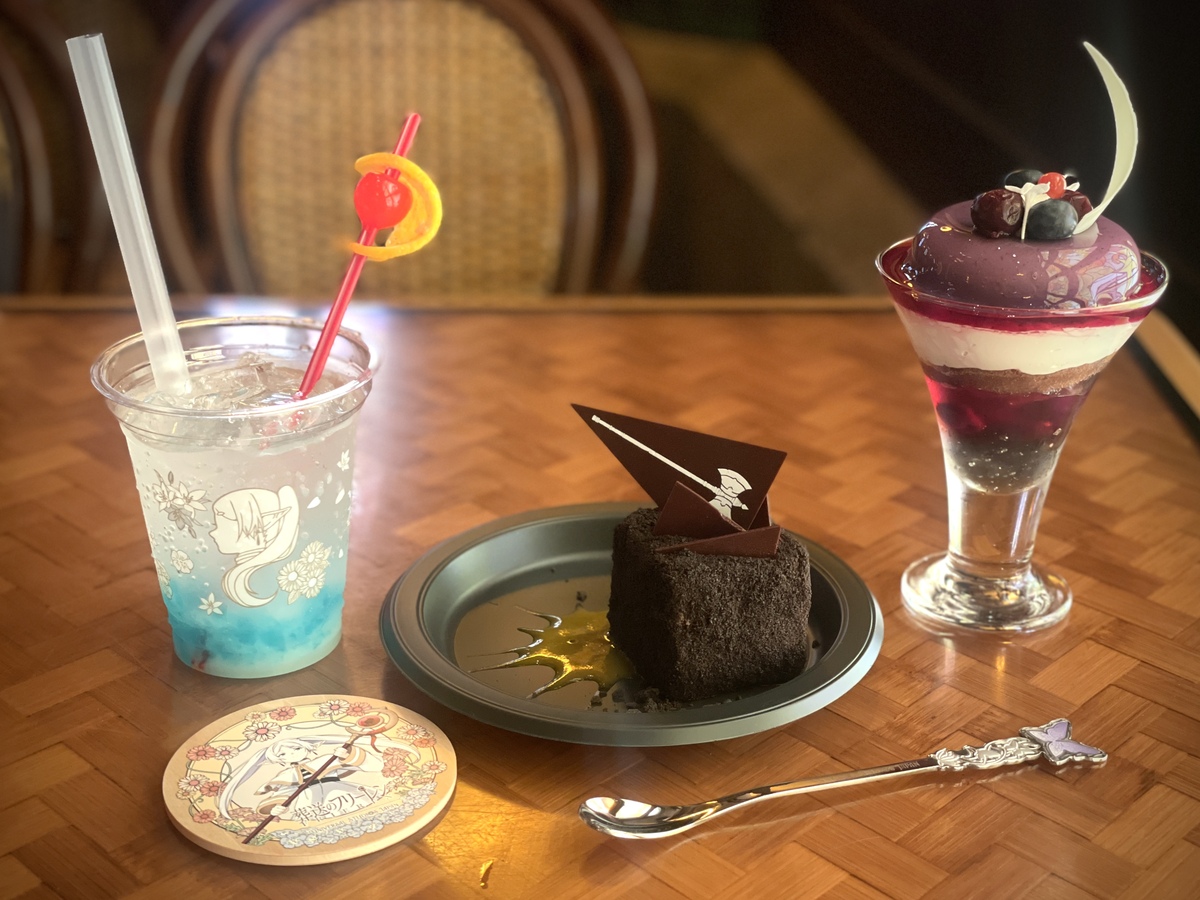左から『花香る フリーレンのホワイトソーダ（フリーレンコースター付き）』800円、『シュタルクのショコラ＆ラズベリーケーキ』1000円、『フェルンのチェリー＆ブルーベリーパフェ(蝶のスプーン付き）』2200円