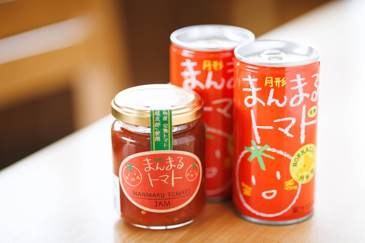 「道の駅 275つきがた」の「まんまるとまとジュース」1本200円、「まんまるトマトジャム」1個650円