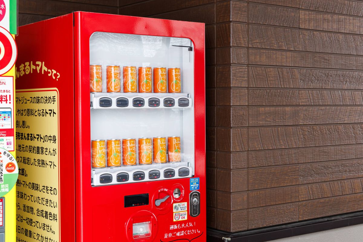「道の駅 275つきがた」の「まんまるとまとジュース」専用の自動販売機