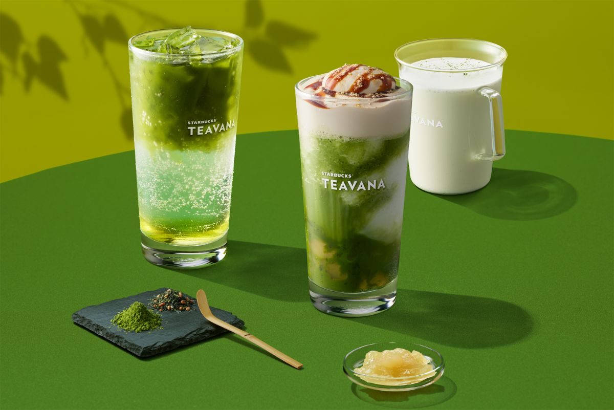 左から「煎茶抹茶 グリーン ティー スパークリング」テイクアウト 717円／店内利用730円、「煎茶抹茶 ティー フラペチーノ&reg; わらび餅入り」テイクアウト 805円／店内利用820円、「煎茶抹茶 クラフト ティー ラテ」テイクアウト 736円／店内利用750円
