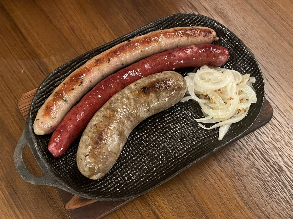 （写真上から）「フレーバーソーセージ」大葉山椒・牛肉燻製 各800円