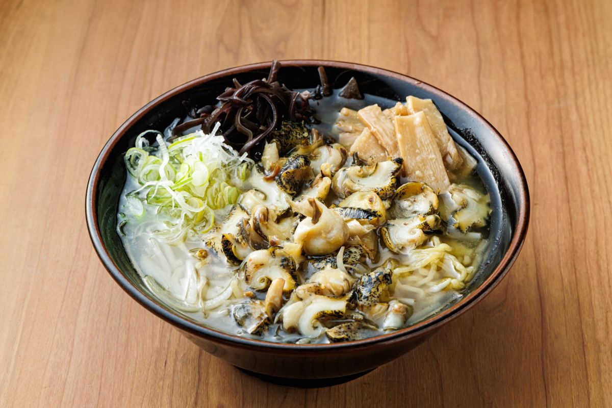 「道の駅 しらぬか恋問館」の「白糠産つぶラーメン」1430円。1日5食限定