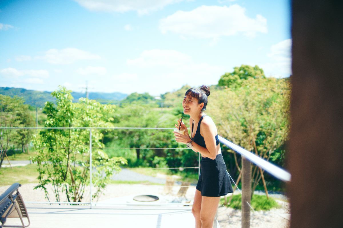 外のテラスでドリンクを飲む