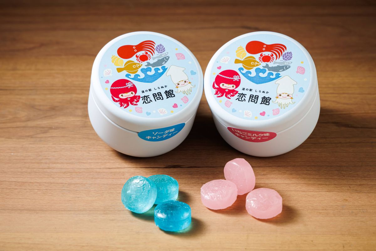 「道の駅 しらぬか恋問館」恋問館プチ缶キャンディ各540円