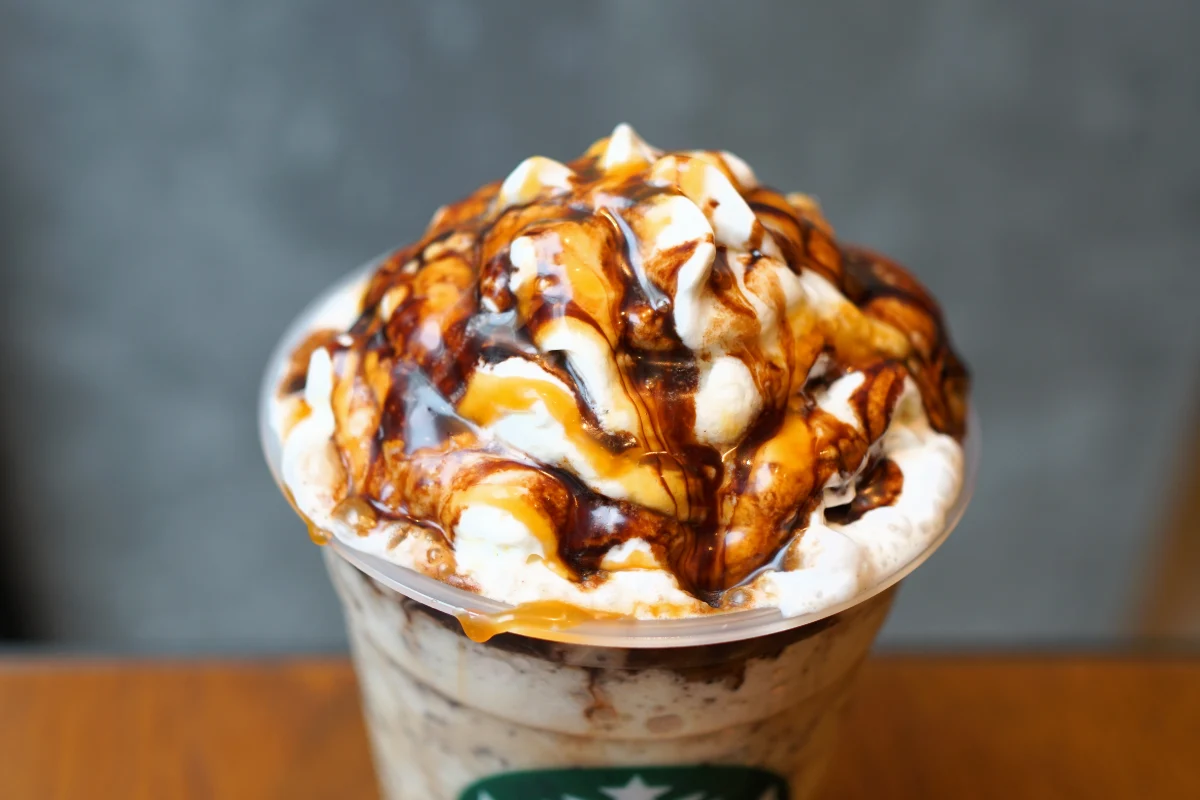 「ハニー バナナ フラペチーノ&reg;」カスタマイズ：チョコレートシロップ追加（無料）＋キャラメルソース追加（無料）