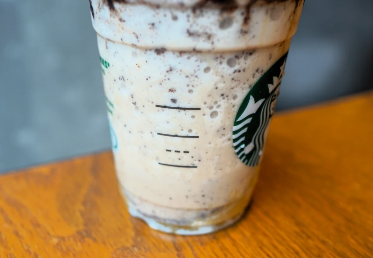 「ハニー バナナ フラペチーノ&reg;」カスタマイズ：チョコレートチップ追加（＋55円）＋バニラビーンシロップ追加（＋80円）