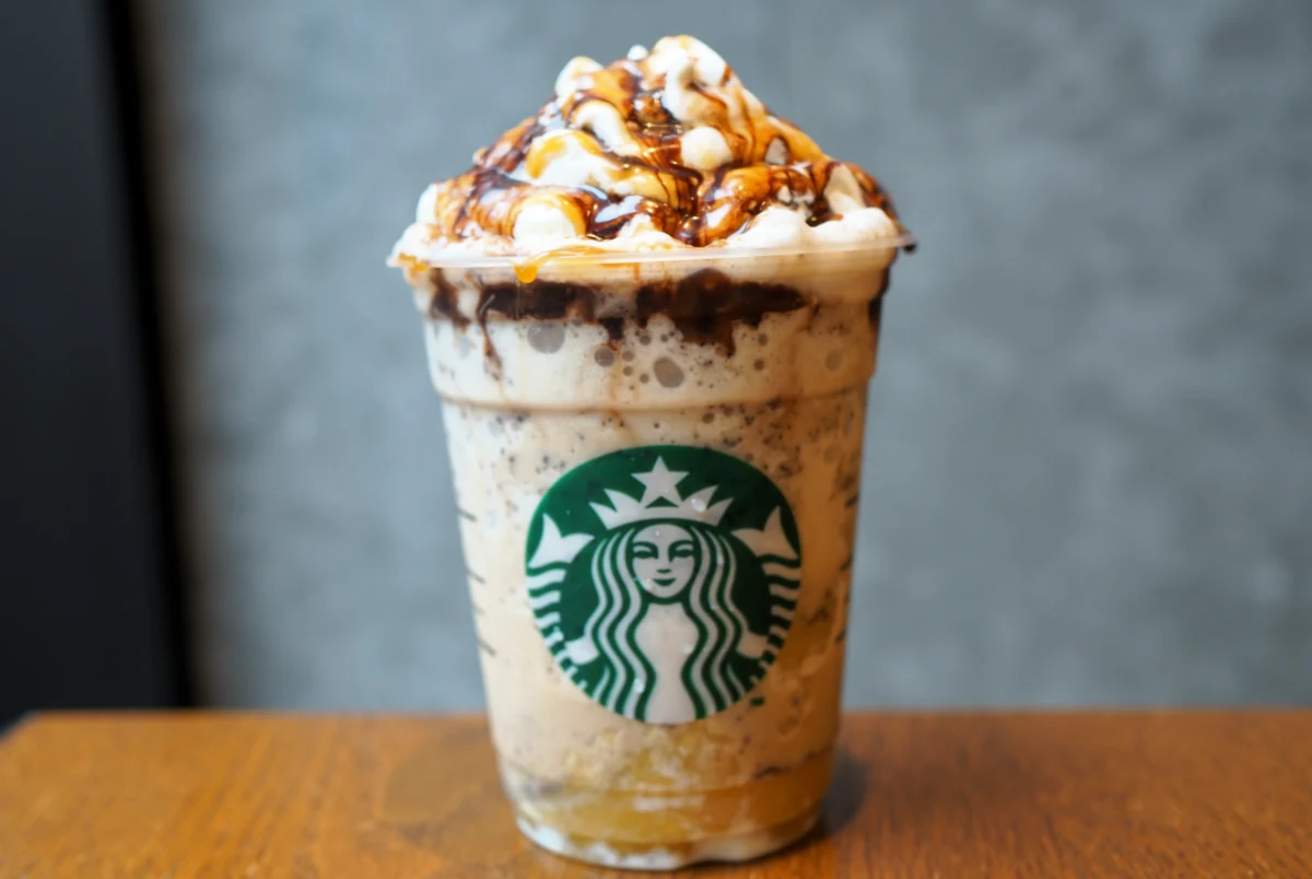 「ハニー バナナ フラペチーノ&reg;」カスタマイズ：チョコレートシロップ追加（無料）＋キャラメルソース追加（無料）＋チョコレートチップ追加（＋55円）＋バニラビーンシロップ追加（＋80円）
