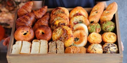 【下北沢】焼きたてパン4種と紅茶のフリーフローが楽しめる！「flour+water」の人気ブランチへ