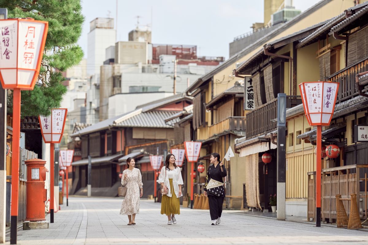 「祇園うるわし朝まいり」花見小路通
