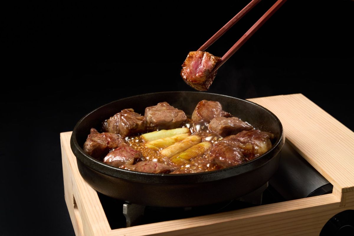 牛鍋　　　3,299円※先付小鉢3品・ご飯・甘味付