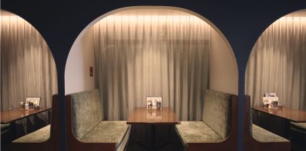 【東京・神田】出版社のビル1階にある、本好きのためのカフェ。「サロンクリスティ」で物語の世界を体験