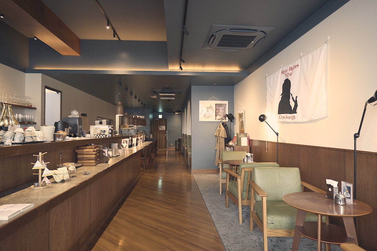 入り口から見た店内。入ってすぐにテーブル席が並ぶ