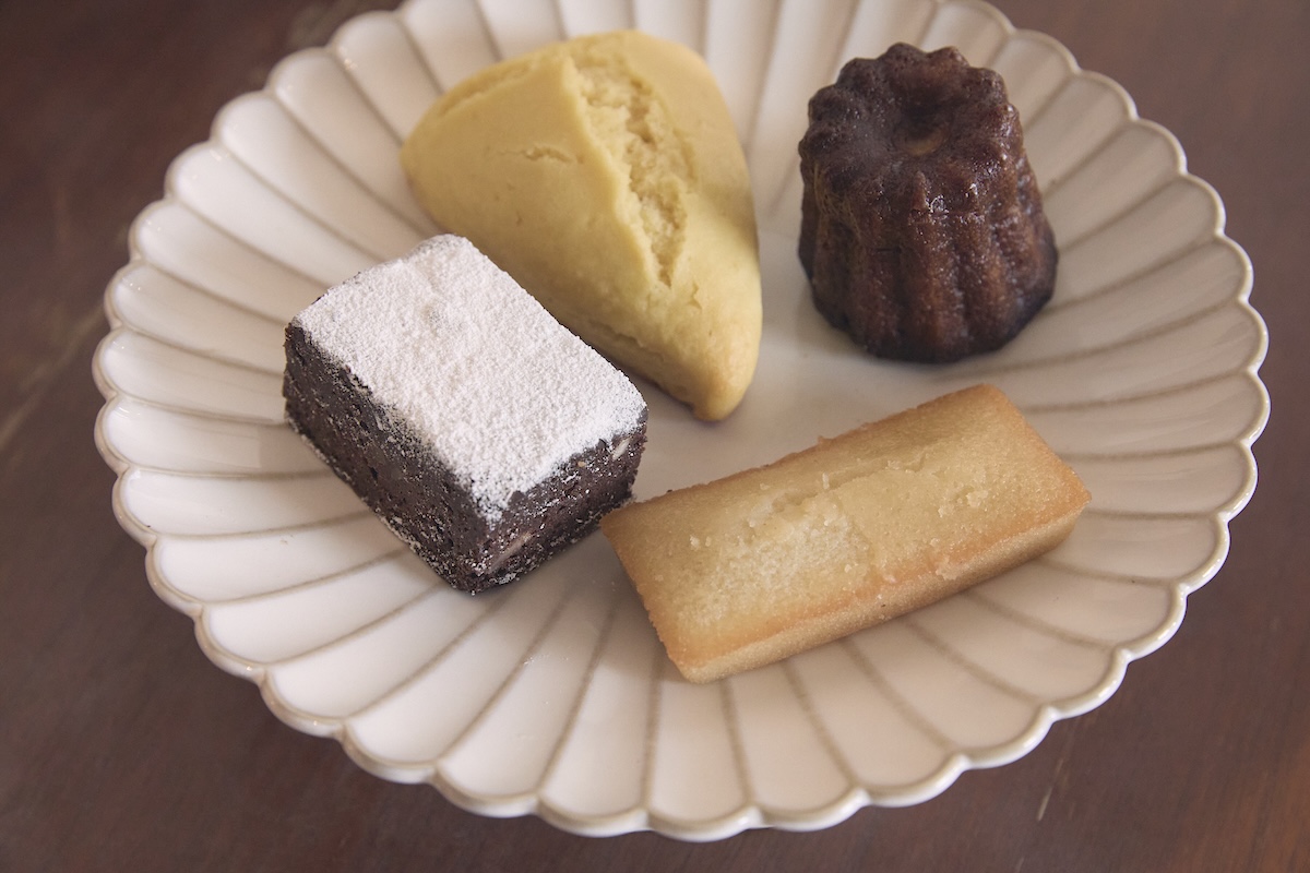 焼菓子各種。右上から時計回りに、カヌレ、フィナンシェ、ブラウニー、スコーン