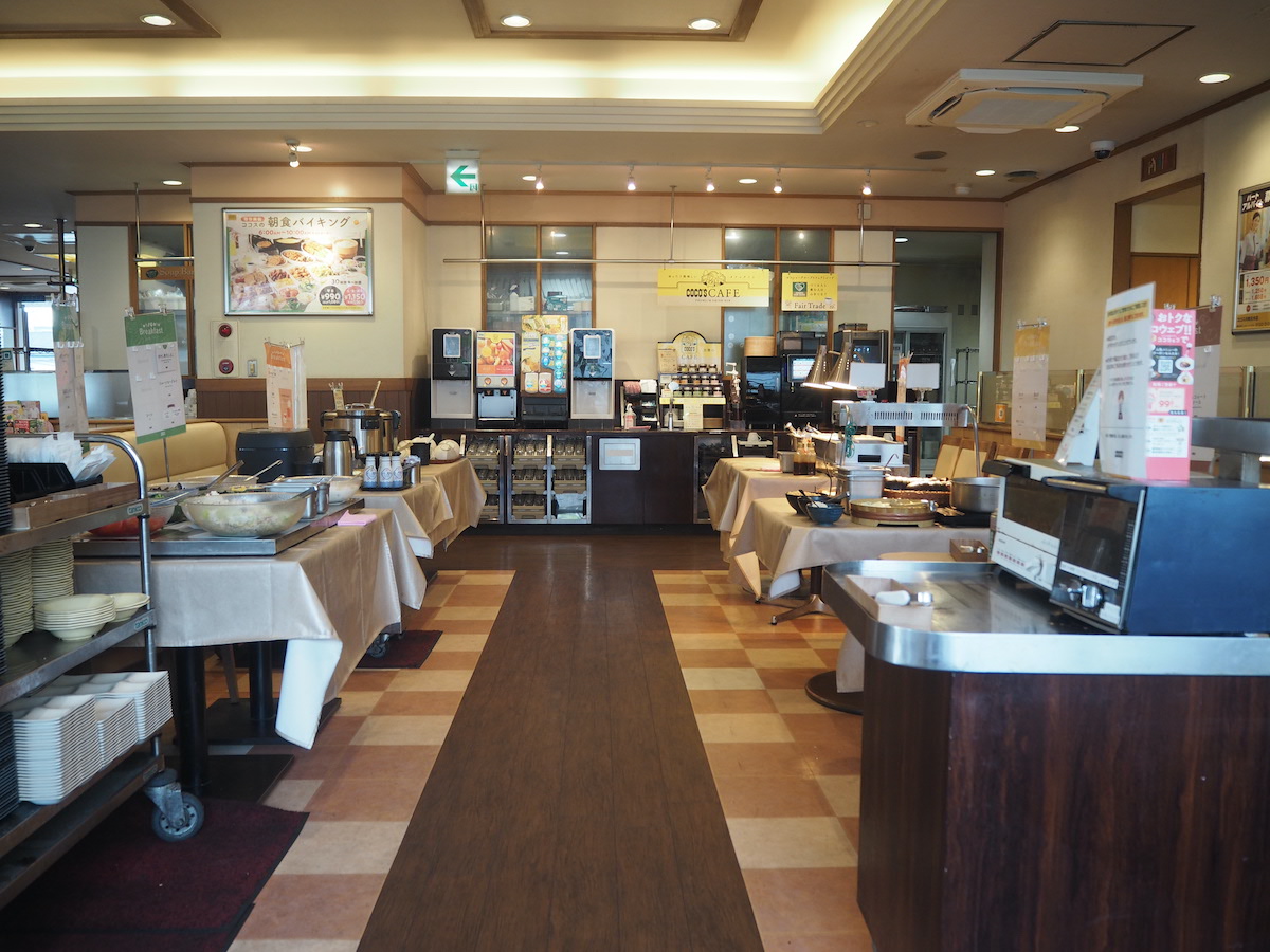 朝食バイキング店内