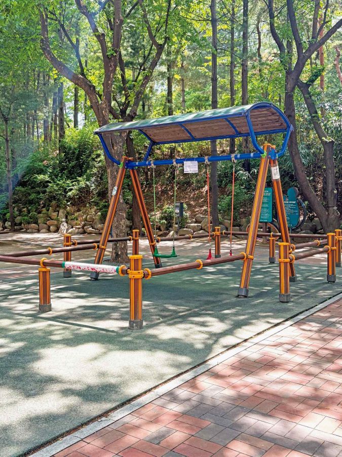 「Run BTS！」でRMとJIMINが座ったブランコ。RMはラップを約30回却下され、公園の上に行き叫んでストレス発散したというエピソードを話した