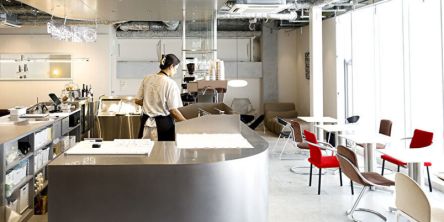 大阪・心斎橋に「over the central」がオープン。時代を超えて愛されてきた、世界のデザイナーズチェアを体感！