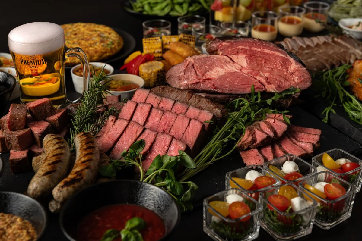 ビーフステーキやポークステーキ、ハーブソーセージなど鉄板焼きスタイルでご提供