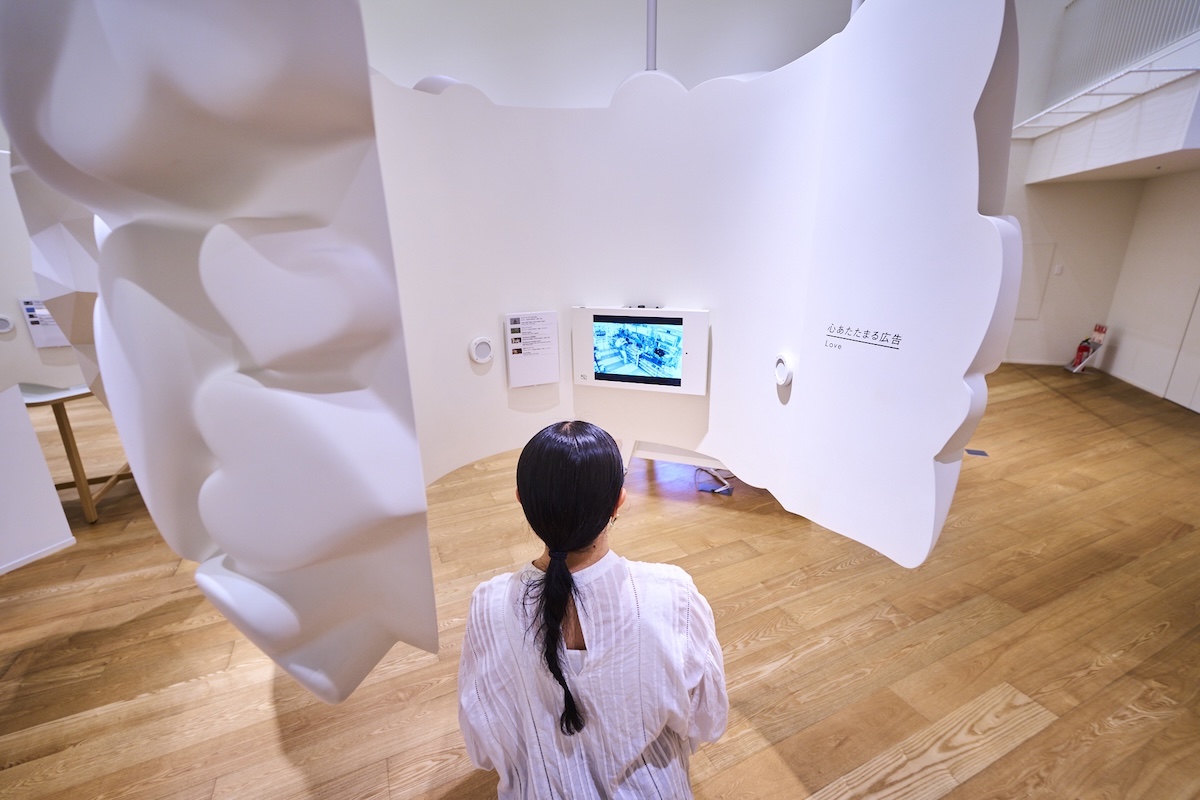 ブース内の画面でテレビCMを視聴できる
