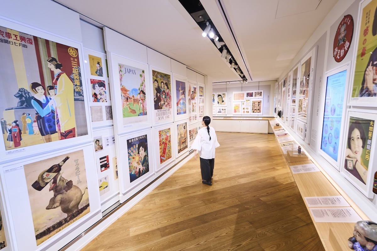 大正・明治時代のポスターが展示されている「スライドウォール」は圧巻