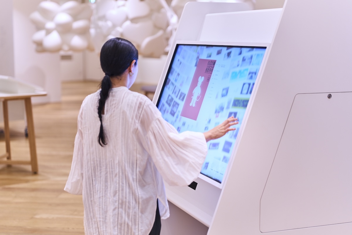 スタンド型の「コレクション・テーブル」もある