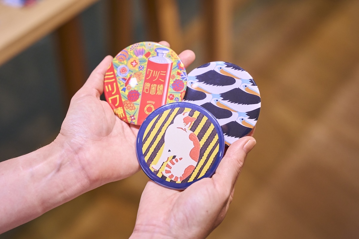 「コンパクトミラー」各300円