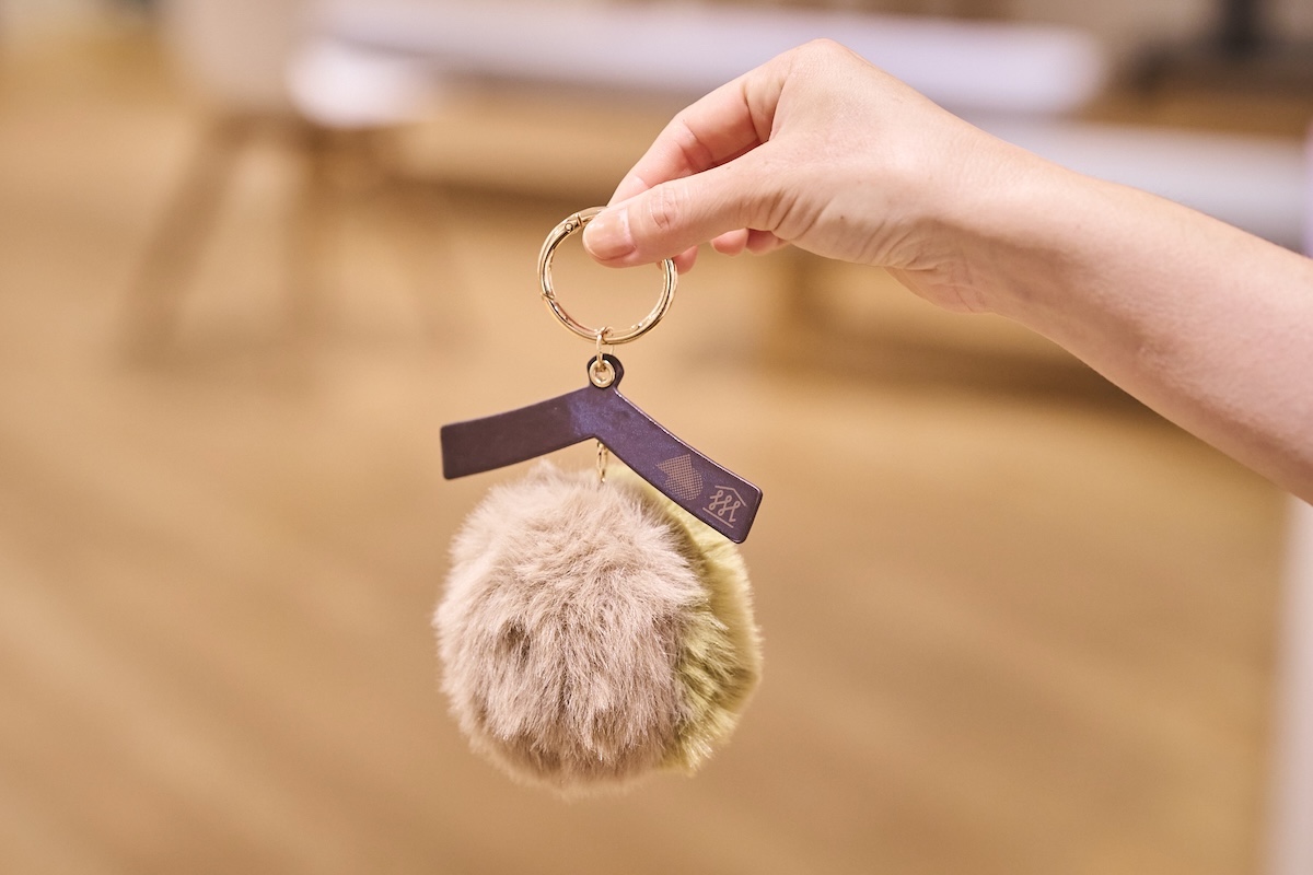 「ふわふわ酒林マスコットチャーム」2145円。バッグチャームとして人気