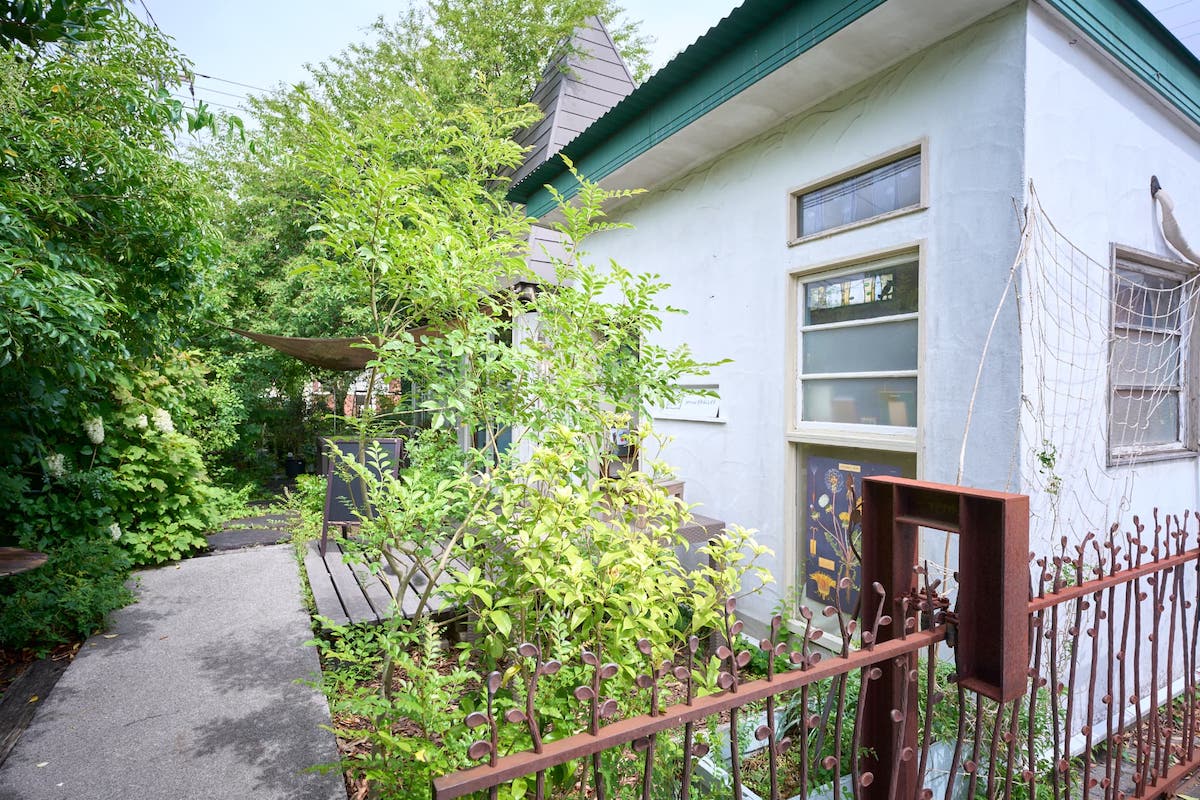「植物の本屋 草舟あんとす号」外観