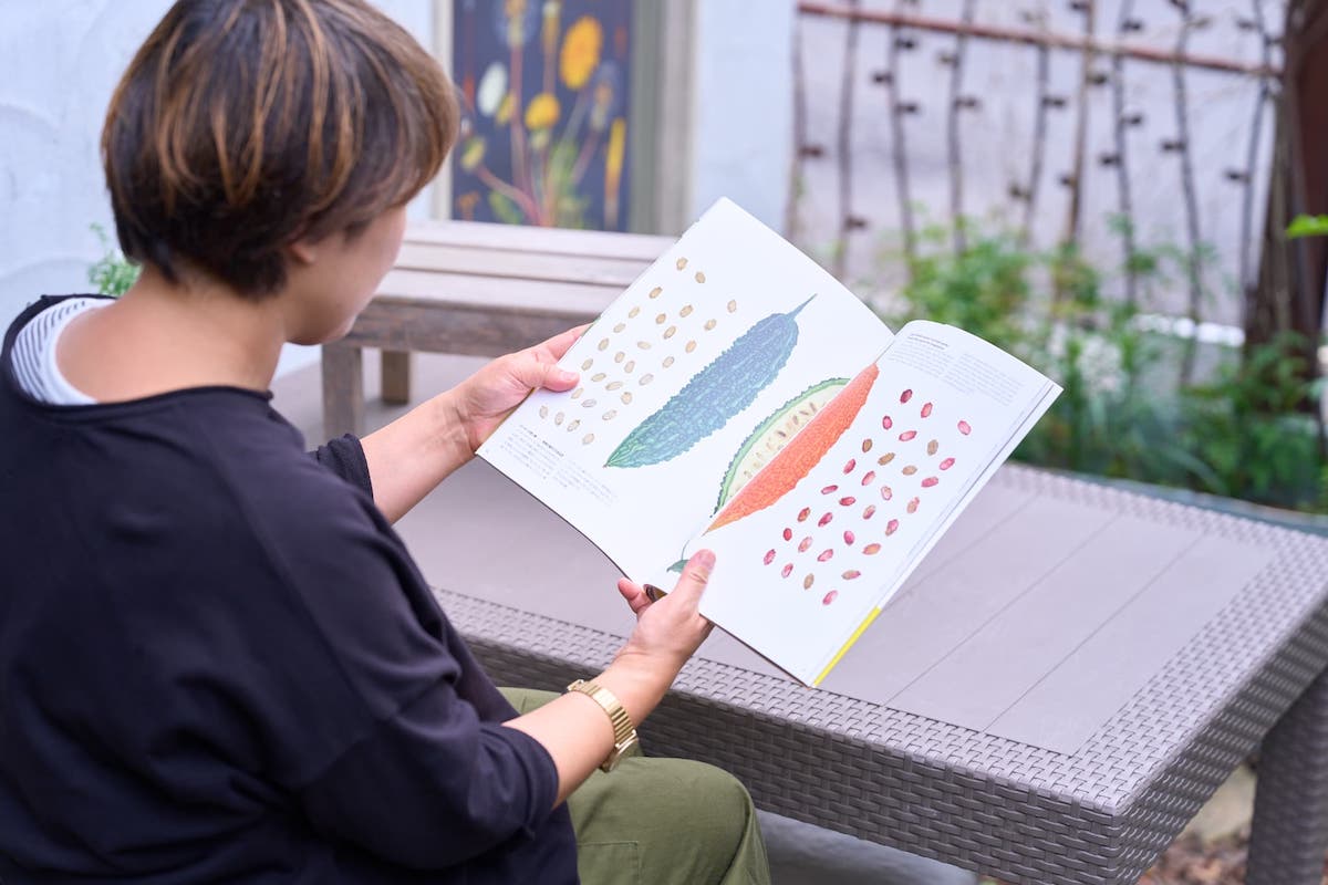 庭で本を読む様子