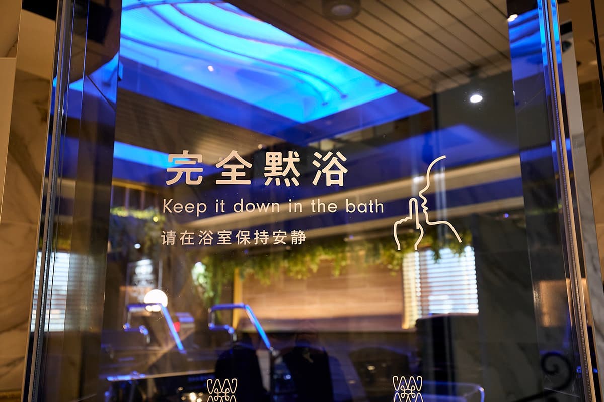 女性サウナ室の扉