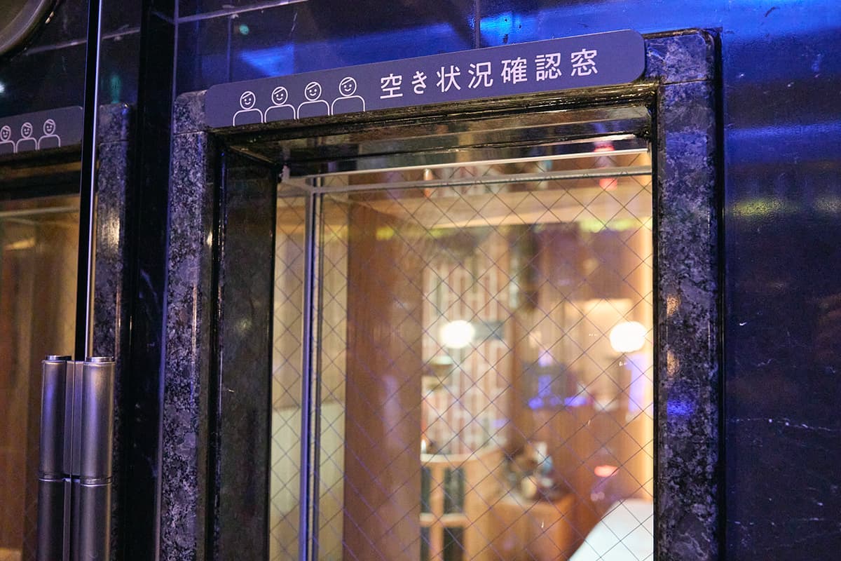 サウナ室の扉の前には「空き状況確認窓」があるのも親切 
