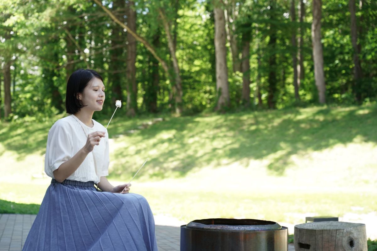 焚火タイムは丸太の椅子に腰掛けて。童心に帰って楽しもう