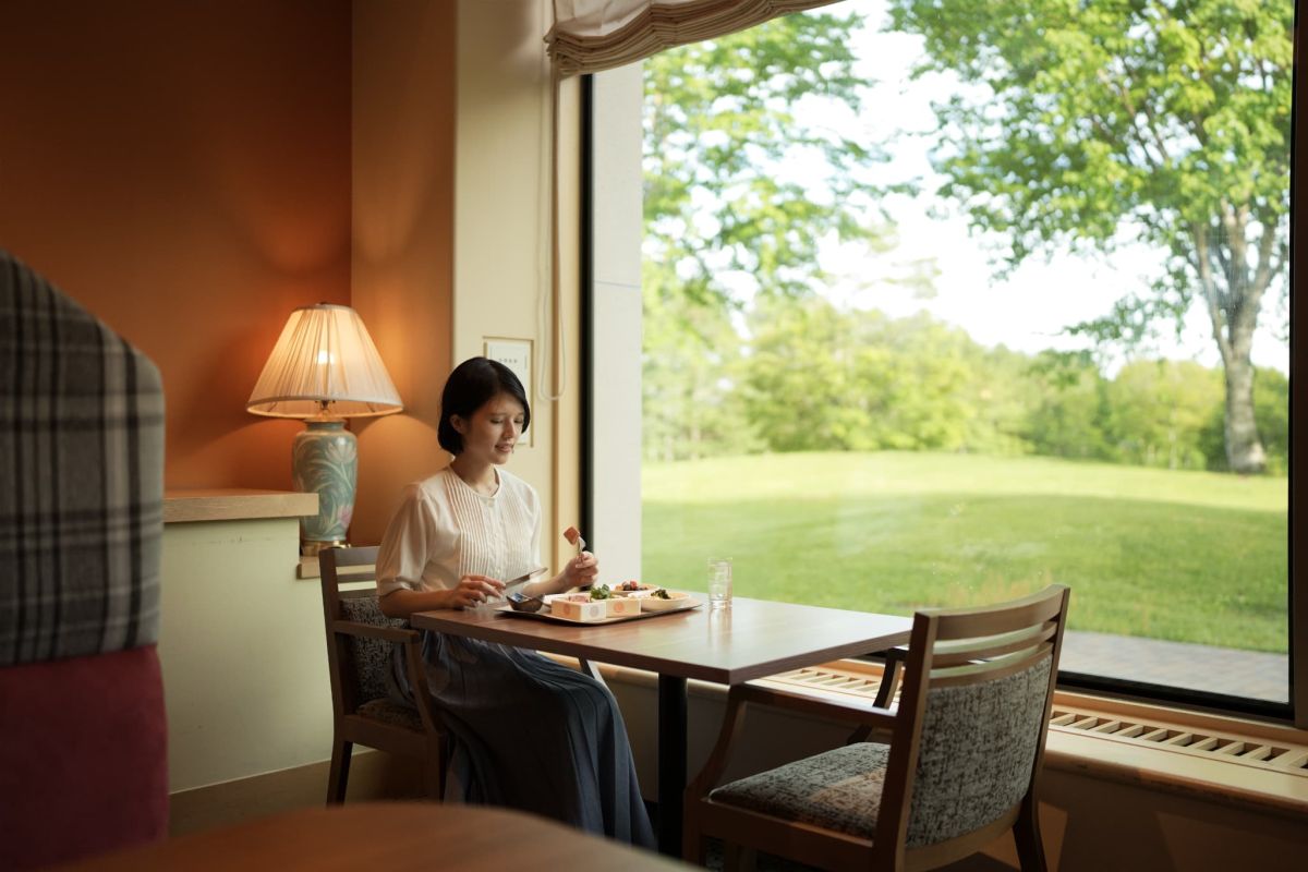 その土地ならではの味覚を、普段ならまだ仕事に追われている時間帯にゆっくり味わう。旅だからこその贅沢なひととき