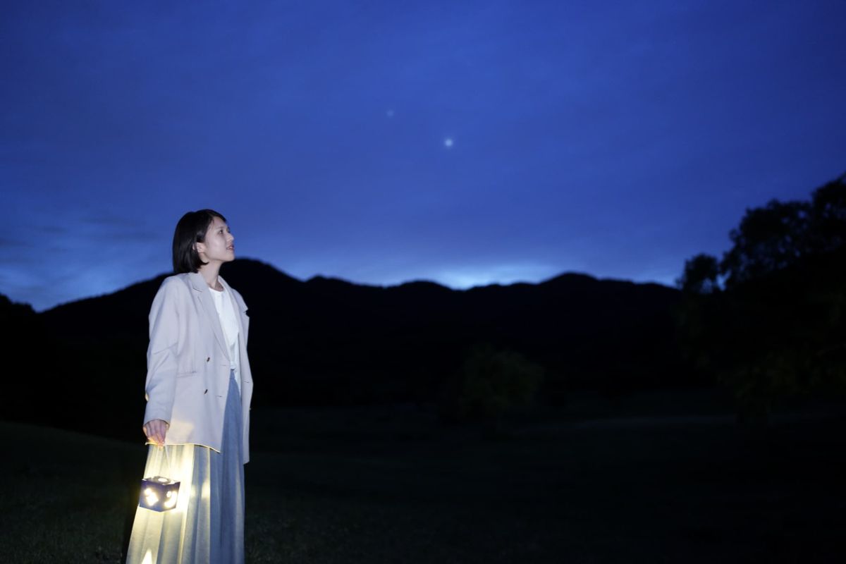 周囲に高層ビルや街の明かりはない。見上げた空には無数の星がきらめく