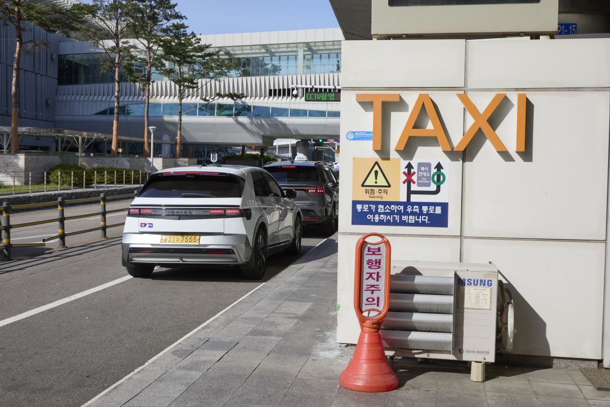迷った場合は到着ロビーを出た先にある、TAXIと書かれているカウンターへ。スタッフは日本語を話せる場合が多い