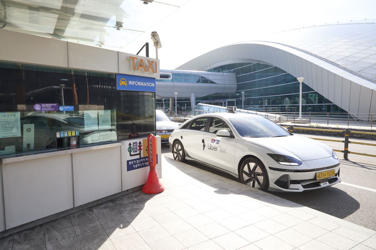 空車タクシーがない場合は、カウンターで配車が可能